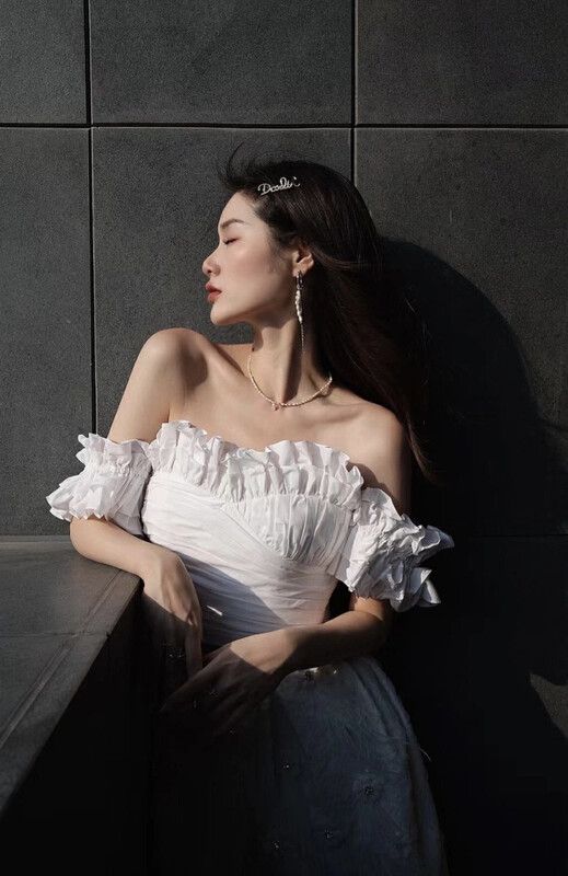 [Alala emelia] niche spaghetti pleated off shoulder shirt s1721a