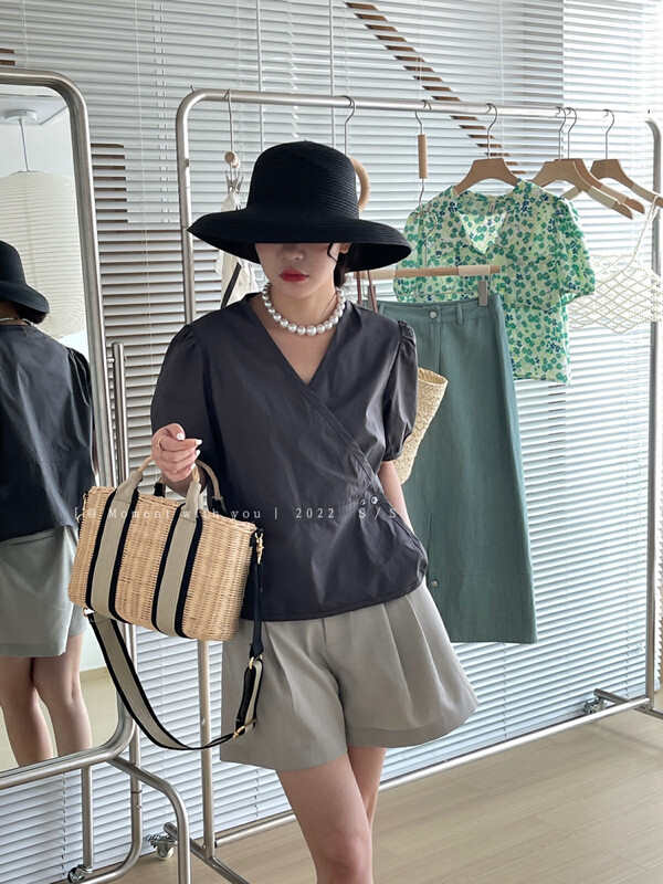 [moment with you] design sense small crowd side button V-neck short sleeve shirt 00t0676-j\lsw