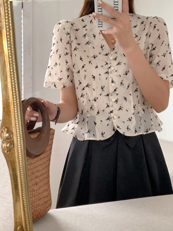 [I think] gentle wind lady versatile V-neck blouse (only selling blouses) 66570# CLS