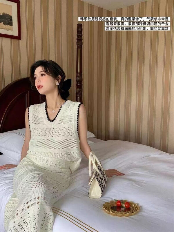 [little woman] casual V-neck color matching Vest + Korean loose Knit Skirt Set 818\pcz