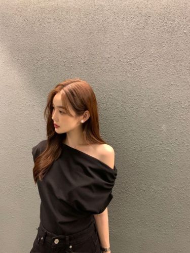 Korean chic summer new French design diagonal shoulder collarbone exposed T-shirt feminine slim top