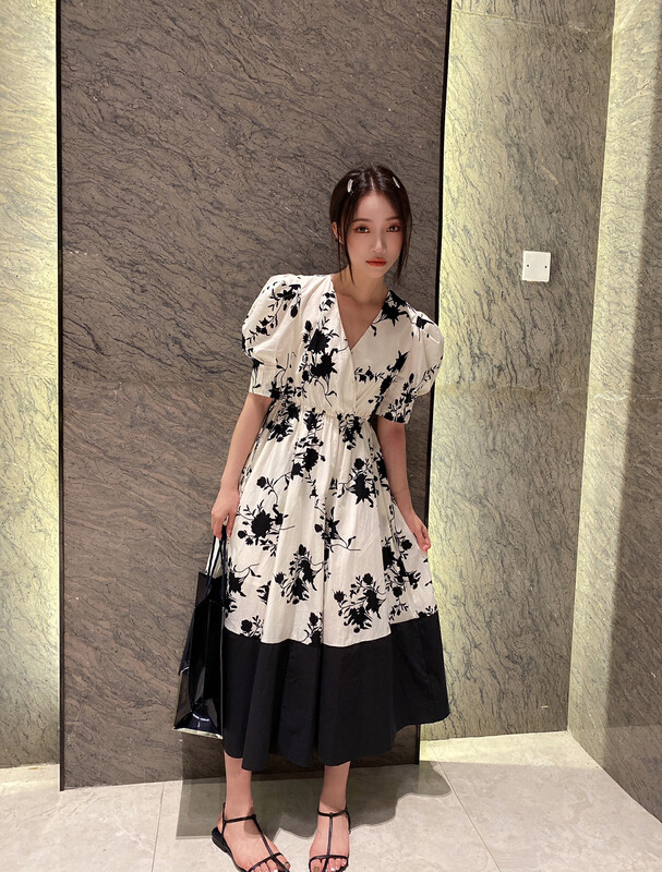 [d.two D2] French V-neck advanced sense bubble sleeve length dress 2203215# CSX