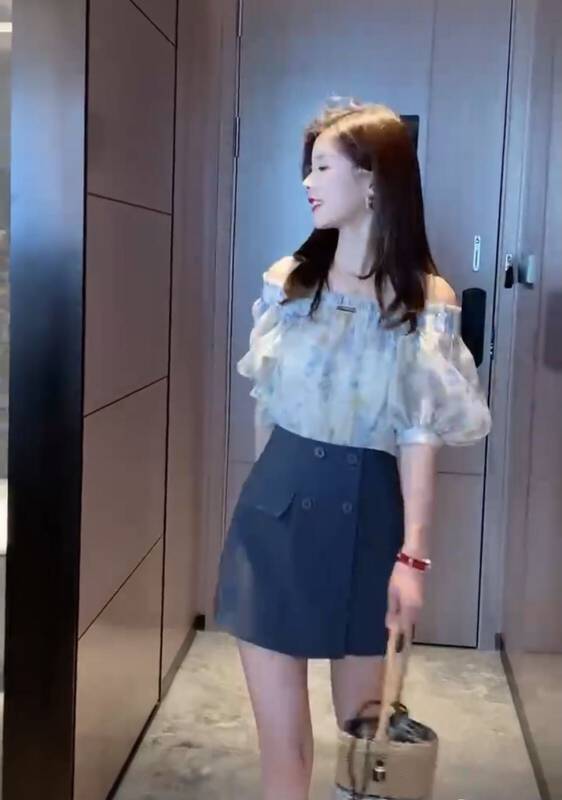 Original price 51.88! [I-D] Korean version fanglingke off shoulder floral shirt ys8253 \ll