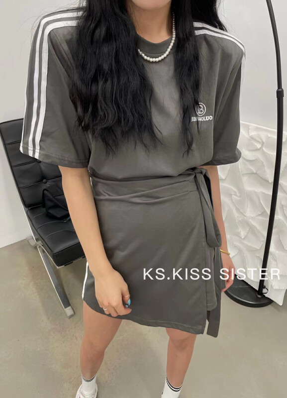 [KS] comfortable round neck short sleeve T-shirt + slim high waist skirt set 22200 \cqw