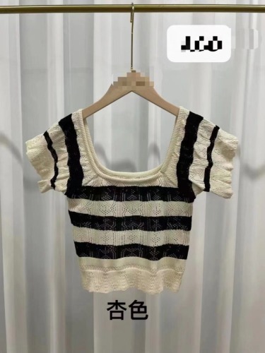 Girl Kaila ~ hollow square neck striped knitted T-shirt women's summer new design sense niche short sleeve short top