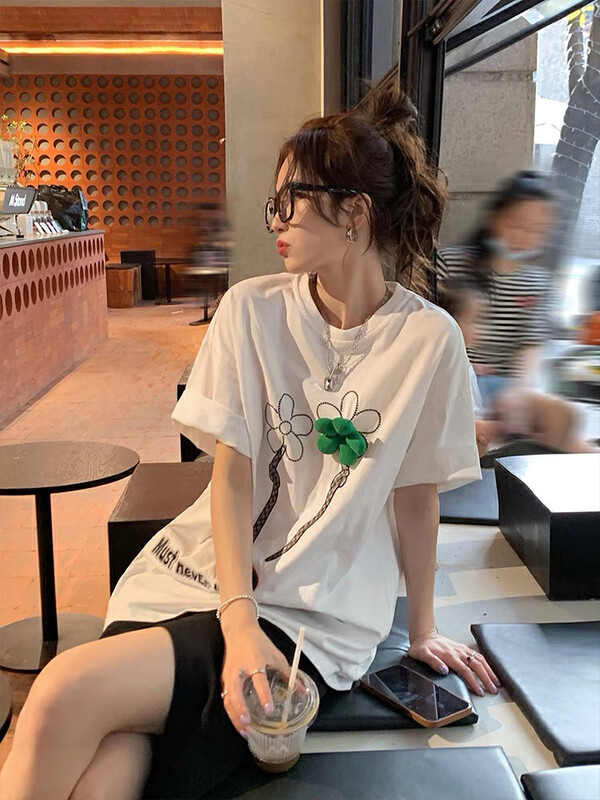 [lab eeda] white design, three-dimensional flowers, loose Korean Short Sleeved T-shirt 3234# ozq