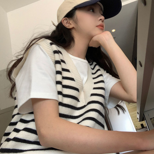 V-neck striped vest folded in early spring 2022 new female Korean casual commuting sleeveless top loose