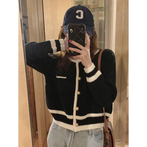 Xiaoxiangfeng contrast color round neck sweater jacket women's 2022 Korean version new style gentle long sleeved knitted cardigan