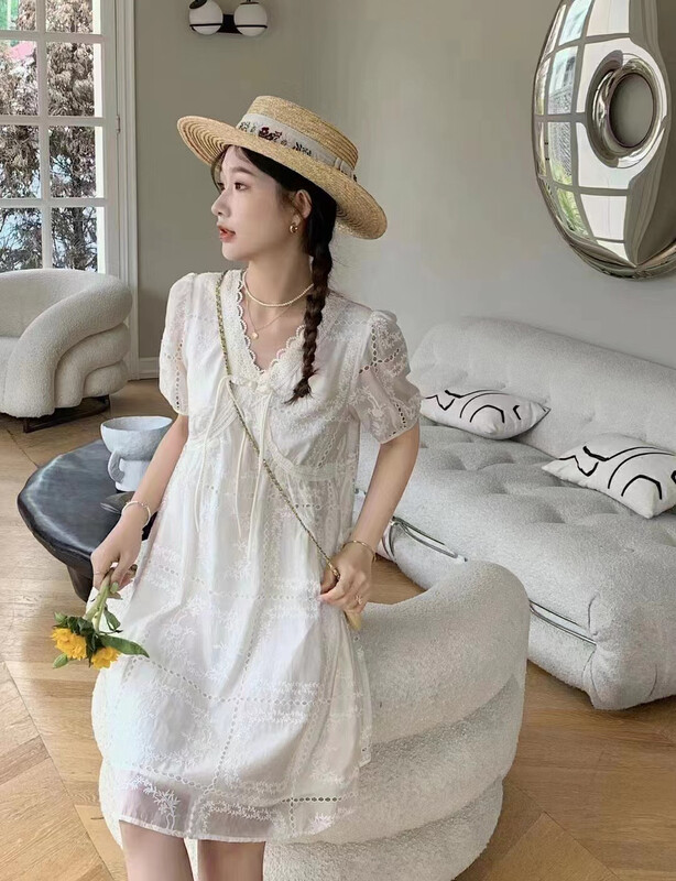 [come and see] French retro disc buckle V-neck lace hook flower hollow out dress 1395# JJ