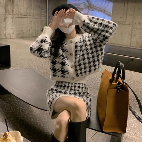 Xiaoxiangfeng retro houndstooth suit female small foreign fashion fashion age-reducing knitted top skirt three-piece set