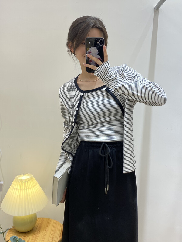 New in early autumn! [Xiaolujia] Korean striped suspenders + fashionable knitted cardigan suit 80758# WTT