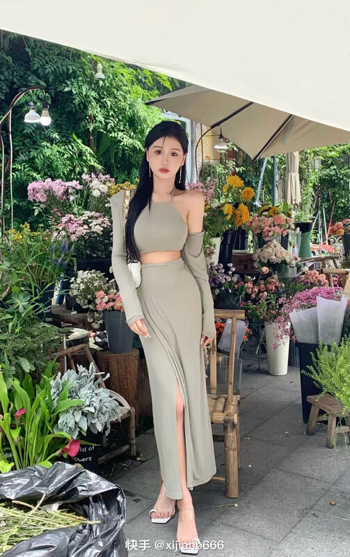 New in early autumn! [HH] halter neck short vest + short cardigan + slim skirt three-piece suit 8565# LSL