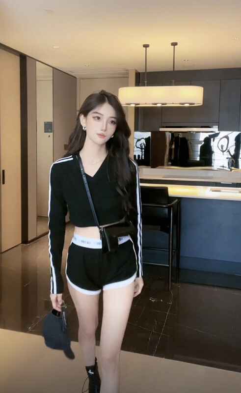 New in early autumn! [HH] Korean alphabet fashion sweater + slim casual shorts suit (without necklace) 8702# LSL