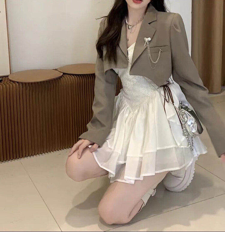 New in early autumn! [HH] Design retro irregular suit + suspender dress suit (with detachable brooch) (without necklace) 8700# LSL
