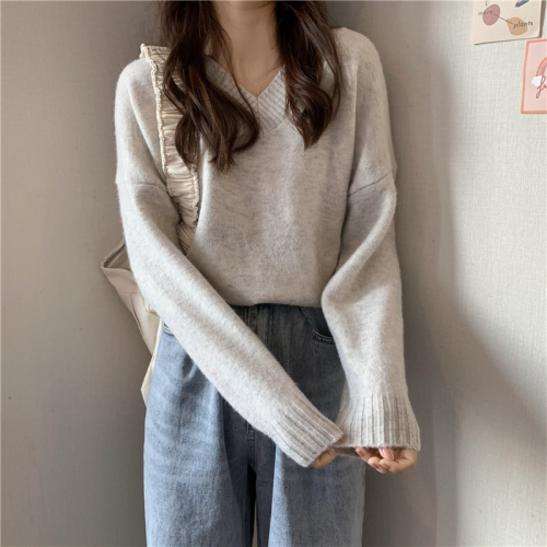 Autumn and winter gentle bottoming sweater women's 2022 new Korean version v-neck all-match lazy wind pullover loose knitted sweater