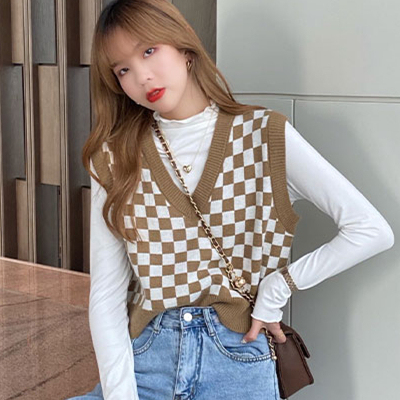 Plaid knitted vest women's spring and autumn design sense checkerboard V-neck layered sweater vest