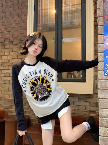Real shooting real price hot girl early autumn thin round neck knitted skin-friendly sweater embroidery contrast color design side long sleeve women