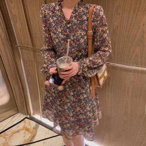 2022 spring, early autumn and winter new Korean style design high waist, thin, long sleeves and bottoming V-neck skirt