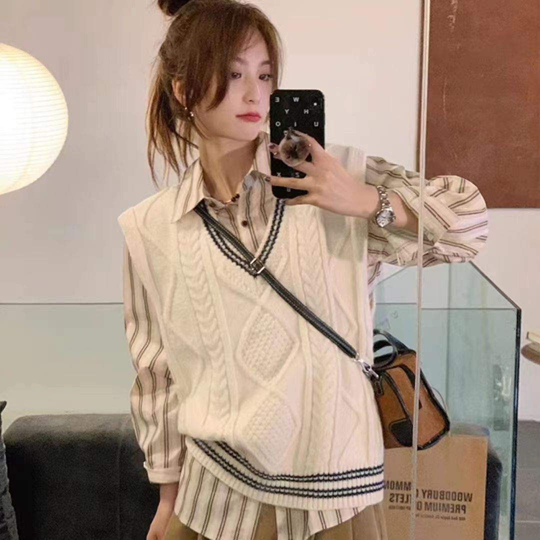 Yang Bubble apricot stroke V-neck knitted vest women's 2022 autumn new loose Korean style sleeveless outer top