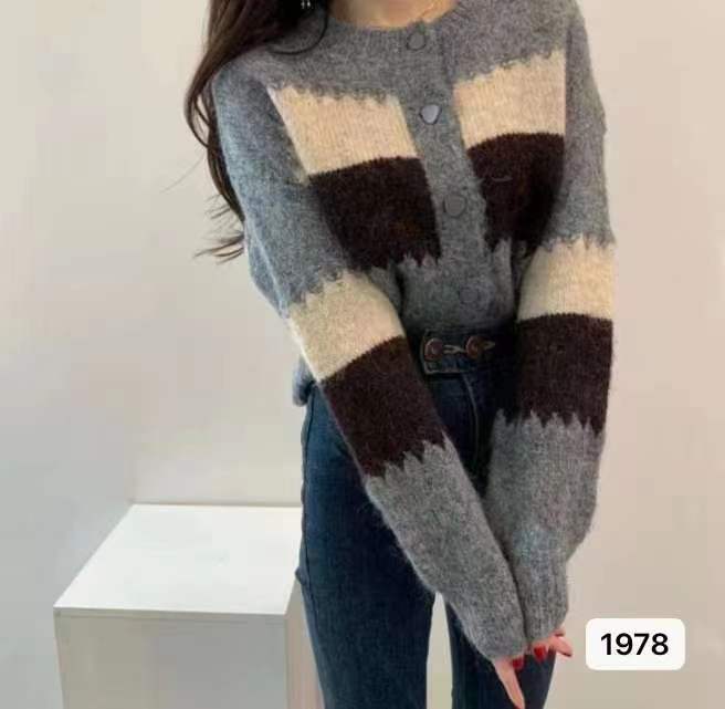 Color-blocking knitted cardigan women's 2022 autumn new style lazy style loose short sweater jacket spring Korean version