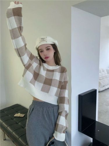 Checkerboard short knitted sweater women's 2022 autumn and winter new Korean version loose all-match long-sleeved lazy wind soft waxy top