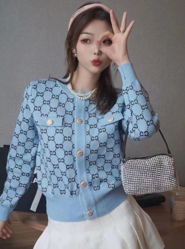 Celebrity Xiaoxiang style letter printing metal buckle short knitted cardigan women's gold thread high order autumn and winter sweater coat