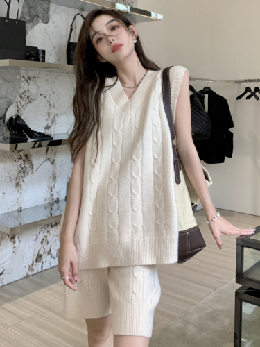 Real shot new autumn and winter Korean version loose sleeveless vest vest wide leg shorts knitted two-piece set