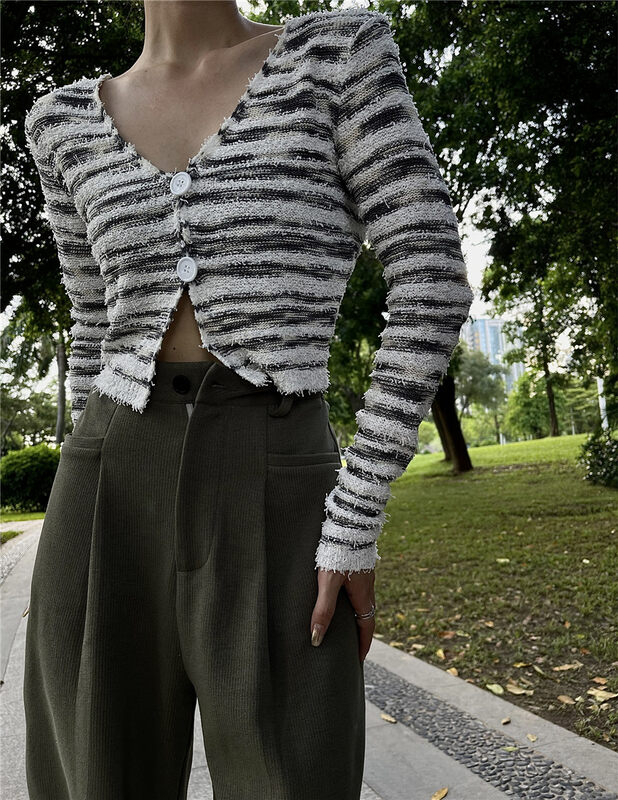 Early autumn new style!【TOP CLOSET】Contrast color V-neck slim knitted cardigan 675# OZQ