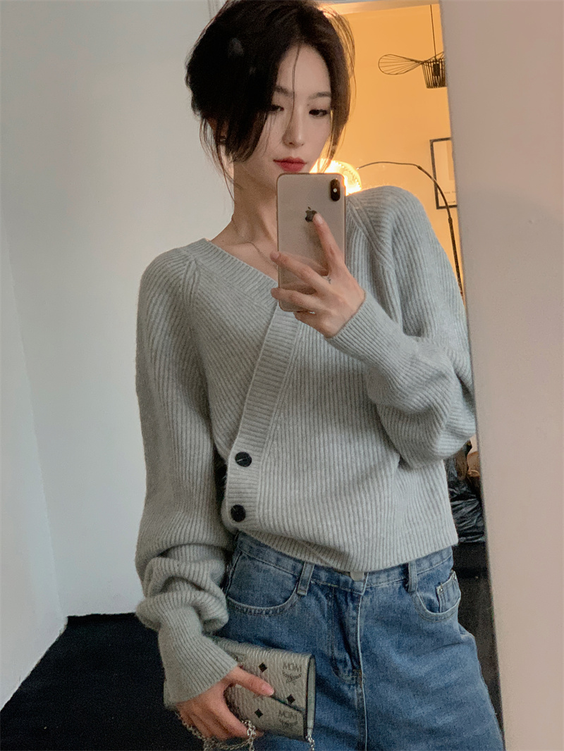 Real shooting price ~ Retro lazy style V-neck oblique knitted cardigan women's autumn design niche loose sweater