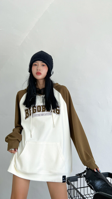 [OUR] Small Towel Embroidered Contrast Color Raglan Sleeve Hooded Pullover Sweater 11361# LSW