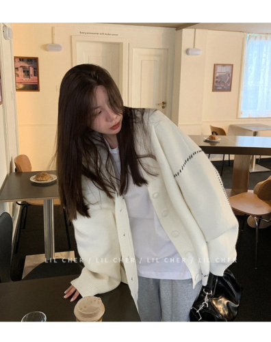 Lazy wind sweater cardigan coat women loose autumn and winter 2022 new design sense small early autumn top knitted sweater