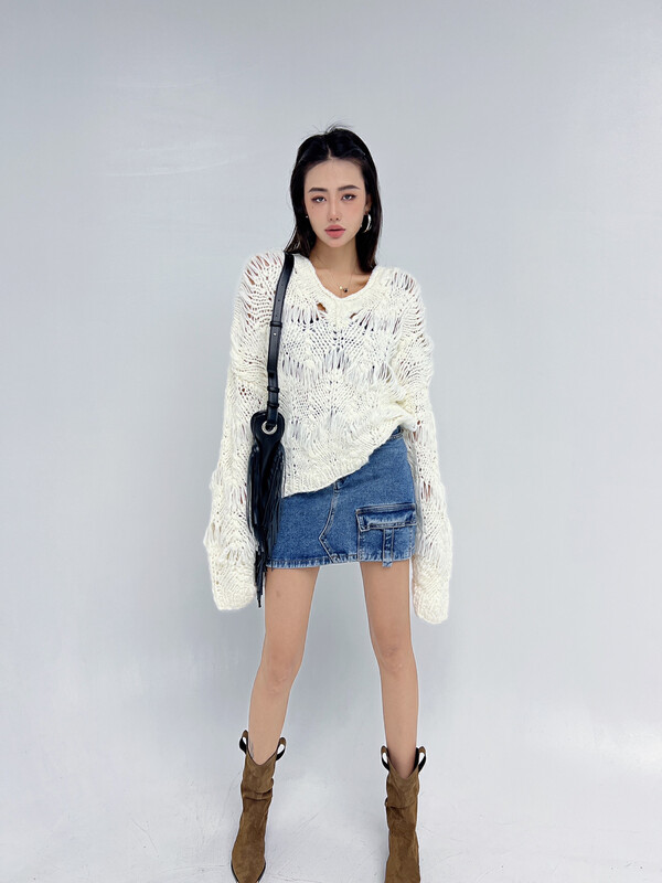 New in autumn! [D.TWO D2] Simple solid color hollow design mid-length warm sweater 2319299# ZXL