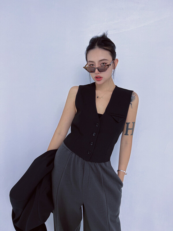 New in early autumn! [D.TWO D2] V-neck breasted solid color slim waist vest 2316087# ZXL