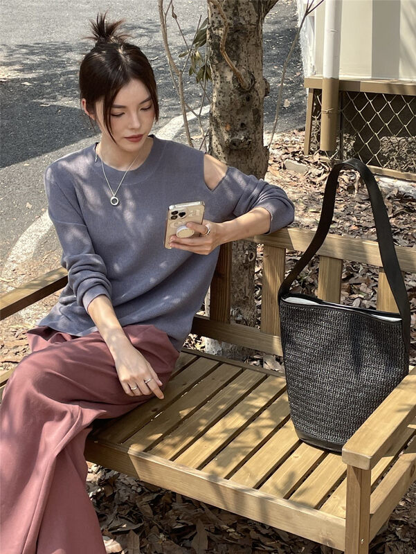 【CLEAN SPACE】Simple solid color casual off-the-shoulder sweater 33310
