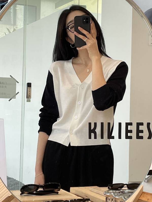 Original price 123.95! 【CLEAN SPACE】Korean version colorblock sleeve design V-neck knitted cardigan 31668
