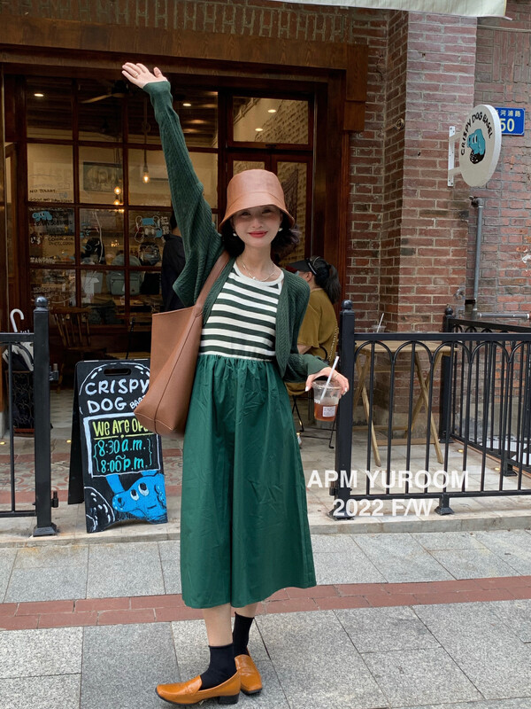 Autumn is new! [APM YUROOM] temperament knitted cardigan + striped suspender dress suit 6037# LSL