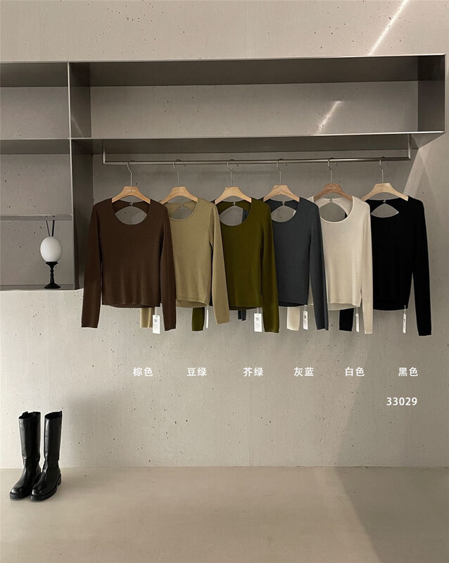 [CLEAN SPACE] Simple solid color slim back hollow design knitted sweater 33029
