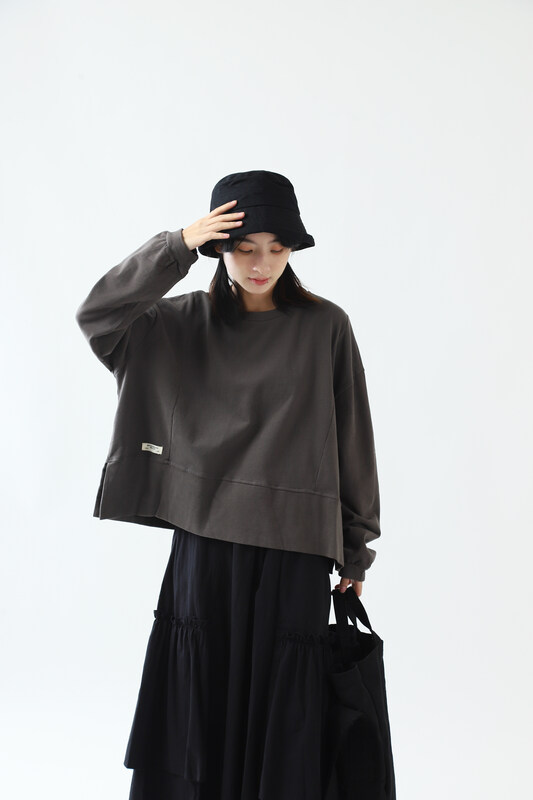 [Original Sansu Yipin] Simple and artistic fan loose sweater 32221
