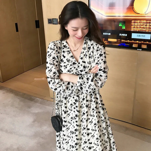 High-end Hepburn style long-sleeved floral dress women's spring and autumn  new v-neck small high waist bottoming long skirt
