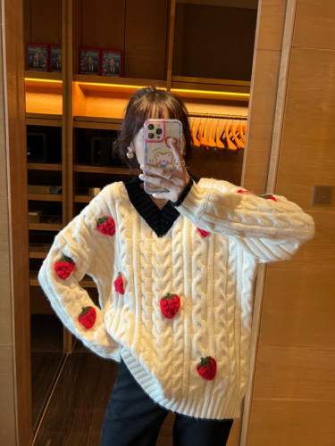 South Korea's Dongdaemun 2022 autumn new heavy industry three-dimensional seam big cute strawberry contrast color V-neck thick sweater
