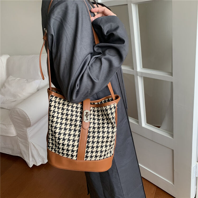 【DOUBLE C】Houndstooth Design Versatile Contrasting Color Shoulder Bag 8046# CYQ