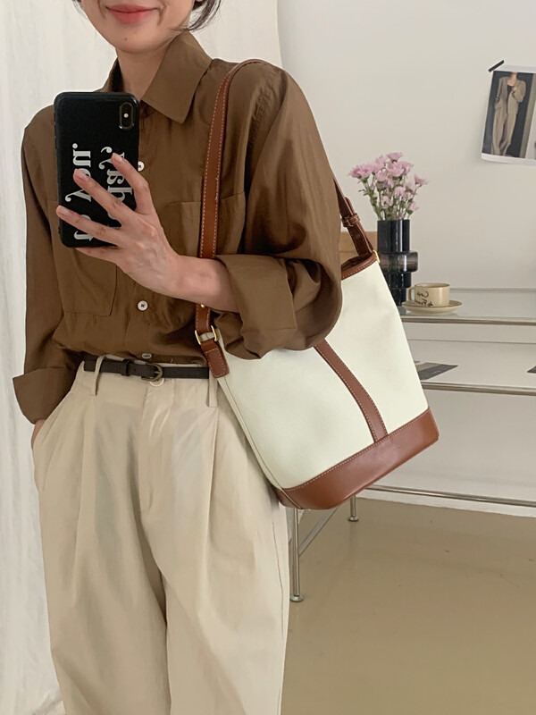 【DOUBLE C】Fashionable Korean style color matching large capacity shoulder bag 8079# CYQ
