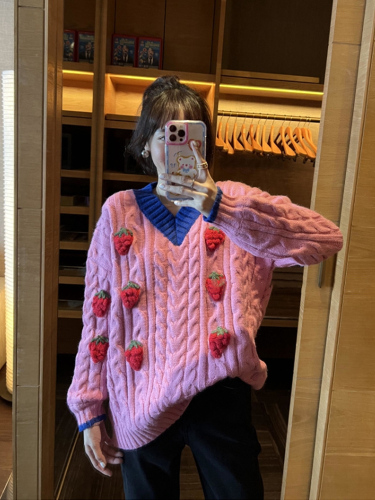 South Korea's Dongdaemun 2022 autumn new heavy industry three-dimensional seam big cute strawberry contrast color V-neck thick sweater