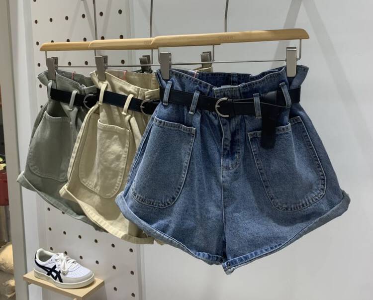 【QUEEN1】Super-high-waisted buds and giant thin A-line denim shorts (with belt) 368# OZQ