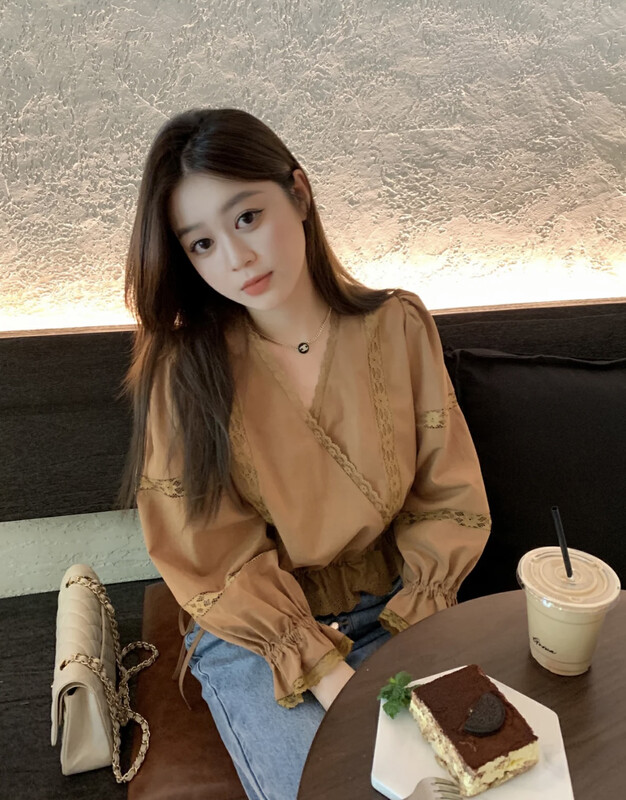 New in autumn!  【SAVAGE】Sweet age-reducing niche design V-neck stitching lace drawstring waist shirt E9653# WPL