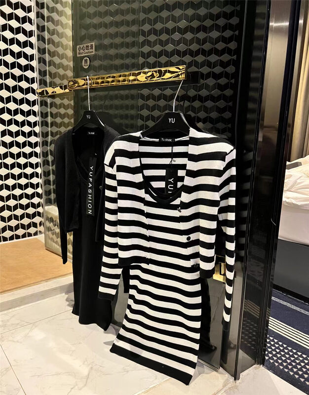 New in autumn! [YU] Striped wild knitted cardigan + striped suspender dress suit 66991# JJ