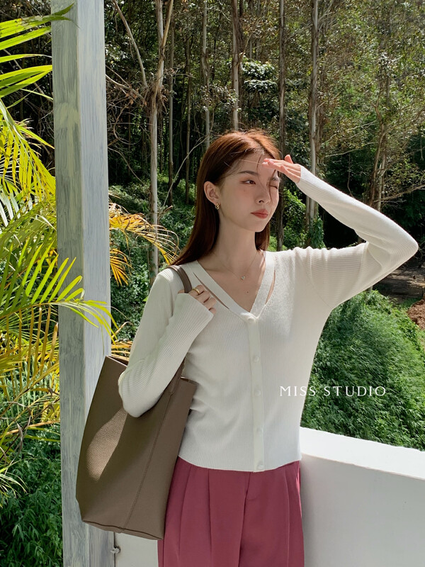 [MISS] Featured Hollow V-Neck Neat Knit Sweater C7701