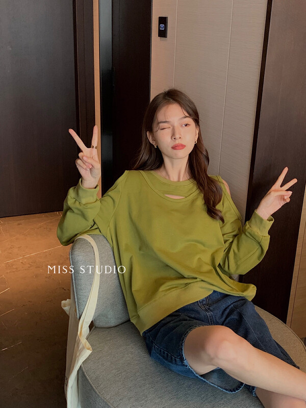 [MISS Mi Sijia] Korean neckline hollow off-shoulder casual sweater Y8930
