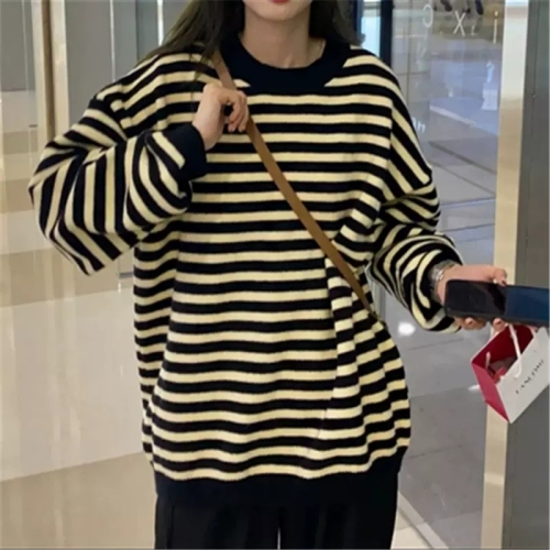 Autumn and winter Korean style fashion striped round neck long-sleeved sweater women's design sense niche loose and lazy wind knitted sweater top