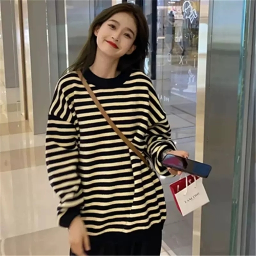 Autumn and winter Korean style fashion striped round neck long-sleeved sweater women's design sense niche loose and lazy wind knitted sweater top